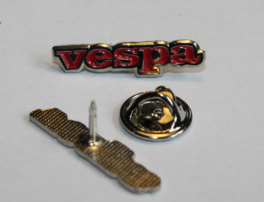 Pin Vespa Schriftzug rot