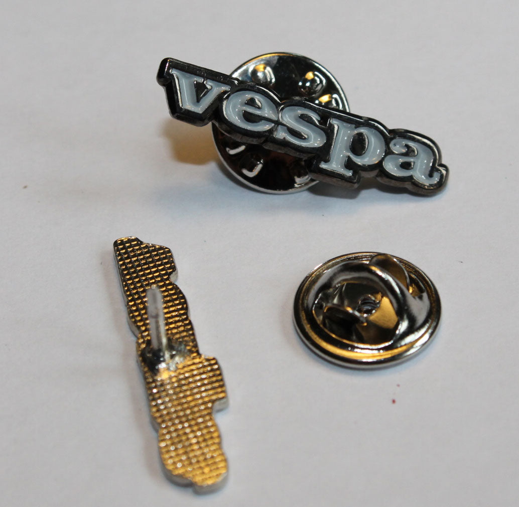 Pin Vespa Schriftzug weiß