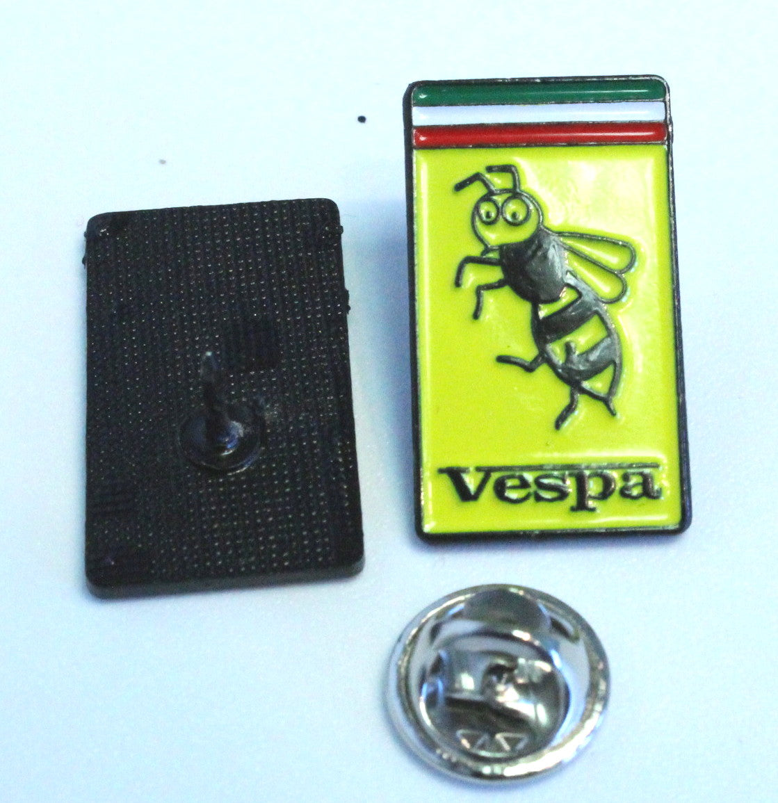 Pin Vespa Schriftzug mit Wespe