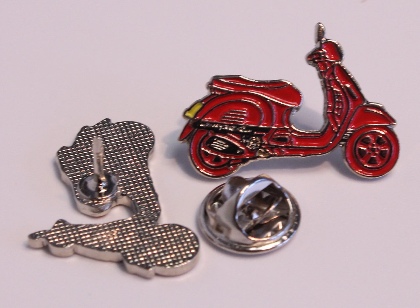 Pin Vespa GTS rot